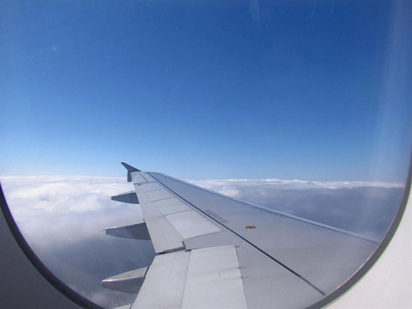 Chụp ảnh qua ô cửa máy bay là một trải nghiệm thú vị không thể bỏ lỡ. Bạn sẽ được tận hưởng cái nhìn tuyệt đẹp của bầu trời xanh vô tận và quan sát những chi tiết tinh tế của máy bay.