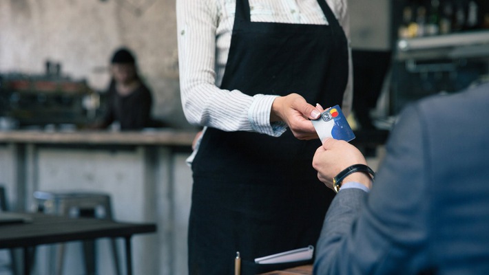 Đừng lạm dụng thẻ tín dụng khi du lịch nước ngoài